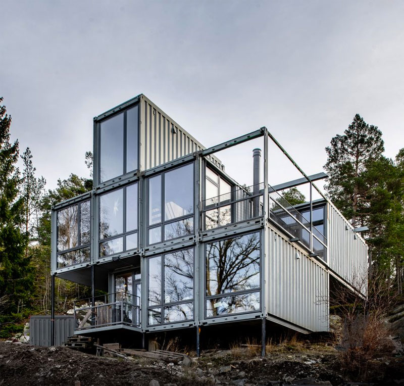 De Zweedse architect Måns Tham heeft deze containerwoning villa gecreëerd aan de rand van Stockholm met behulp van acht standaard zeecontainers die zijn gestapeld en verhoogd op metalen pilaren.