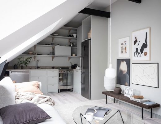Dit kleine zolder appartement is ingericht met zachte kleuren en een selectie van mooie meubels en decoratie