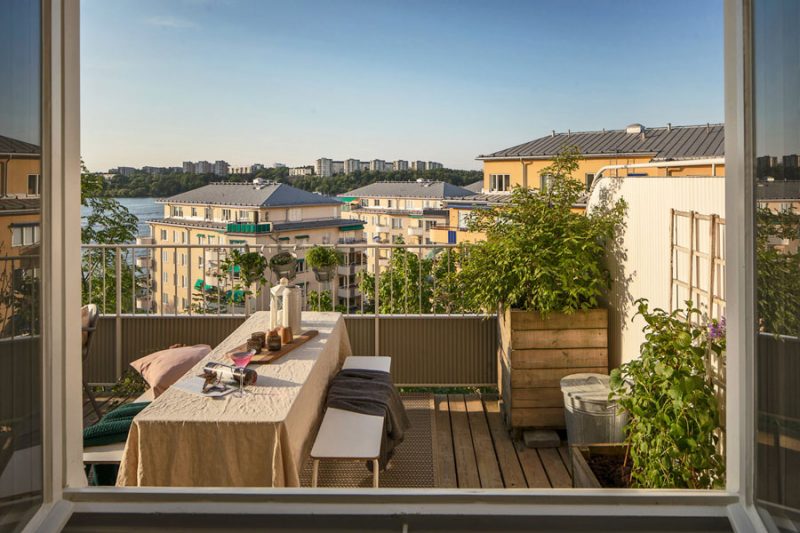 Dit ruime balkon terras van 17m2 maakt de 51m2 aan woonoppervlak helemaal goed!