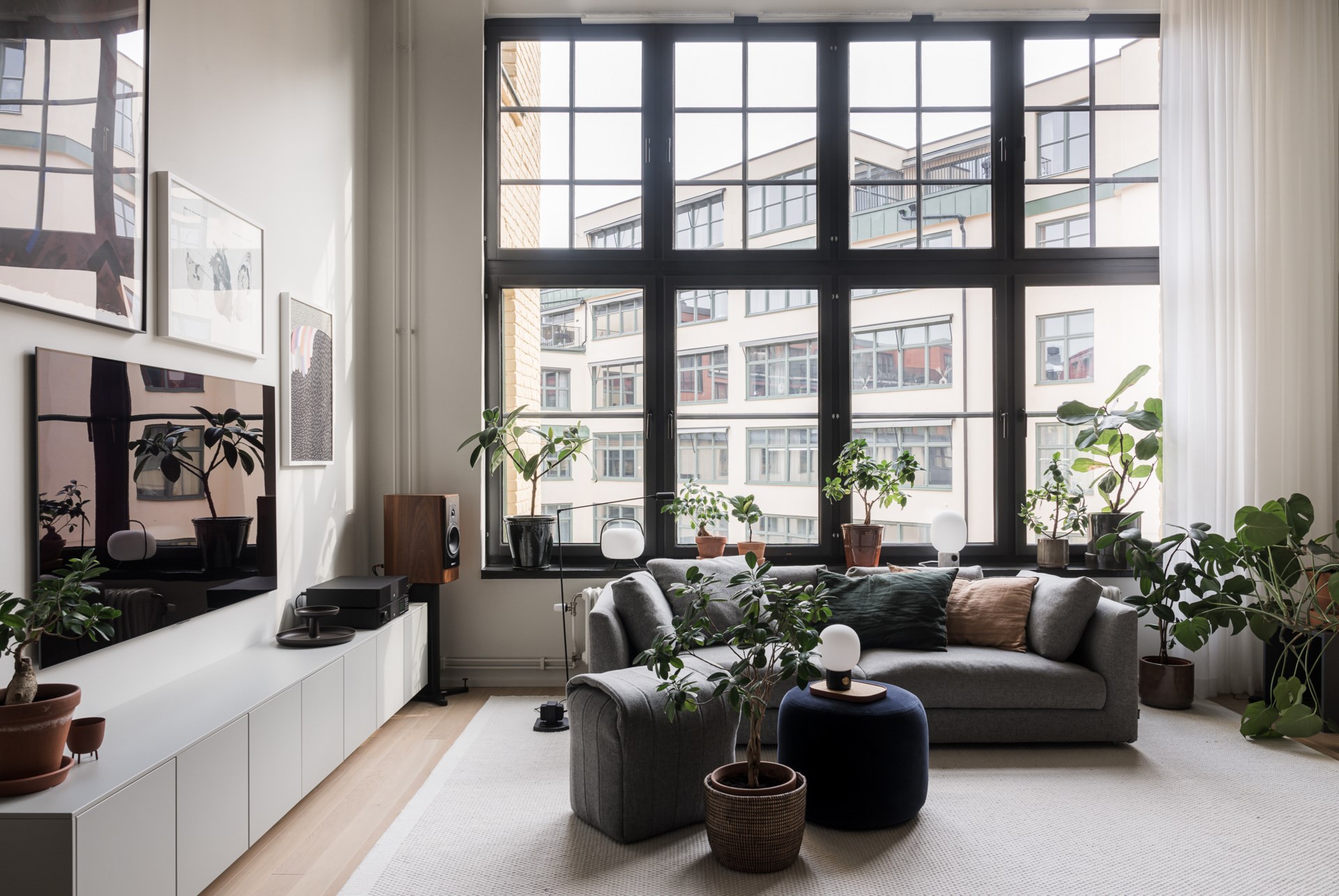 Dit stoere Loft appartement van 67m² heeft een modern en luxe afwerking ...