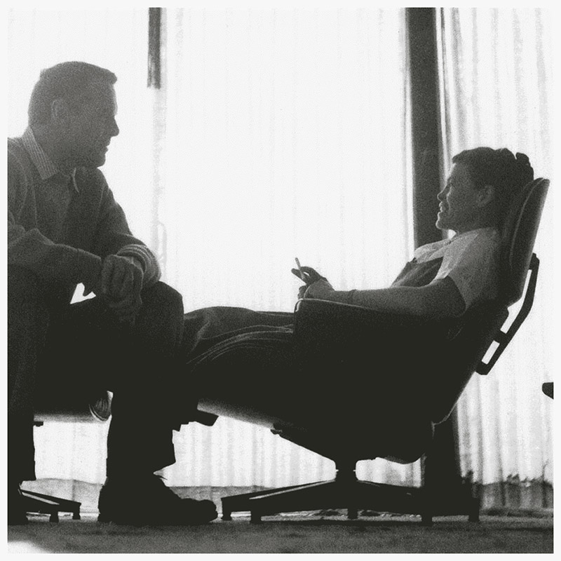 In de vorige eeuw zetten Charles en Ray Eames nieuwe maatstaven in het domein van meubelontwerp en industrieel design met het ontwerp van de Eames Lounge Chair.