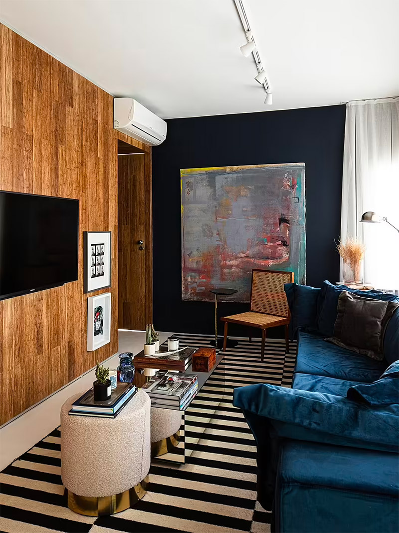 eclectische luxe woonkamer blauwe fluwelen bank