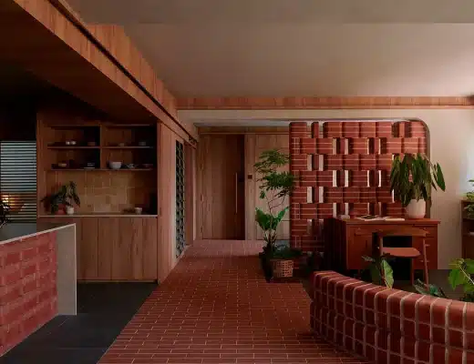 Een kalm stedelijk interieur gevormd door baksteen, licht en groen