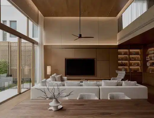 Een warm minimalistisch huis met open leefruimtes en een rustige resortsfeer