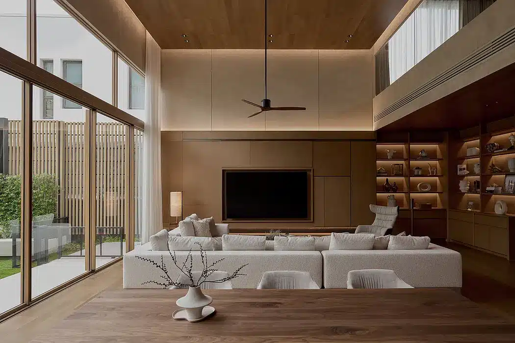 Een warm minimalistisch huis met open leefruimtes en een rustige resortsfeer