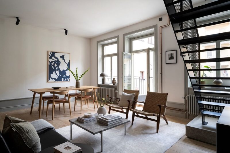 eethoek bij raam houten eettafel stoelen