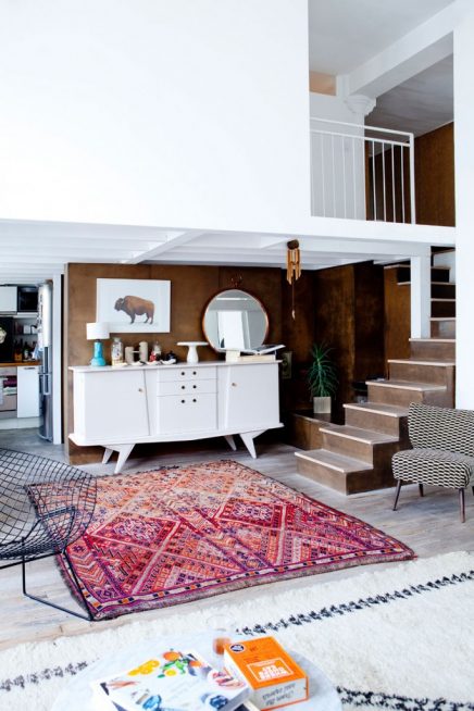 Exotische loft woonkamer van Franse behangontwerper Cécile Figuette