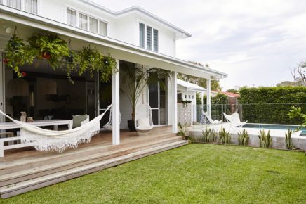 Exotische luxe tuin met moderne veranda