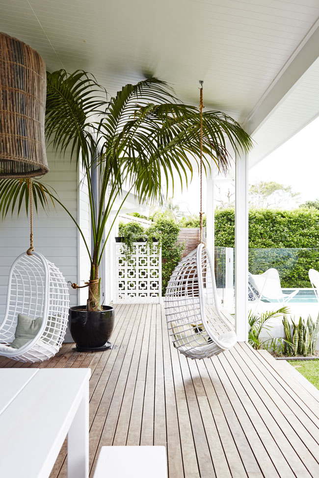 Exotische luxe tuin met moderne veranda