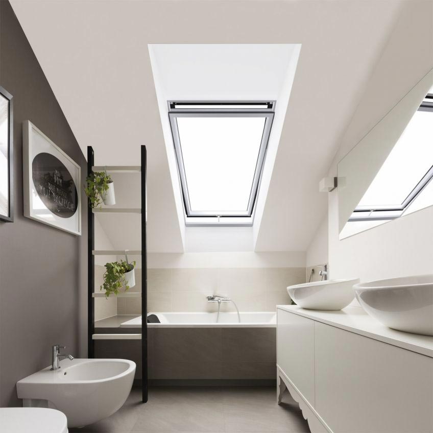 Een Fakro dakraam zorgt voor zowel licht als frisse lucht in deze badkamer.
