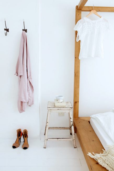Witte frisse slaapkamer