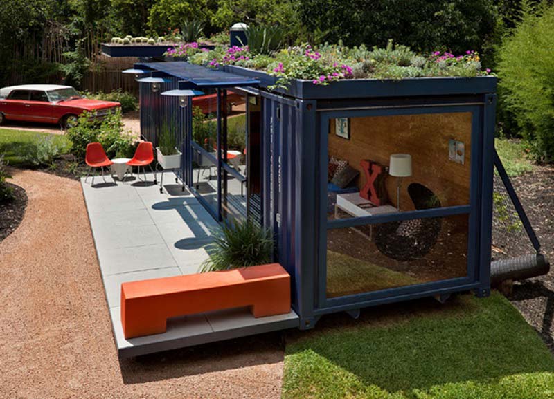 In deze bijzondere tuin is een heel stoer gastenverblijf gebouwd met een container!