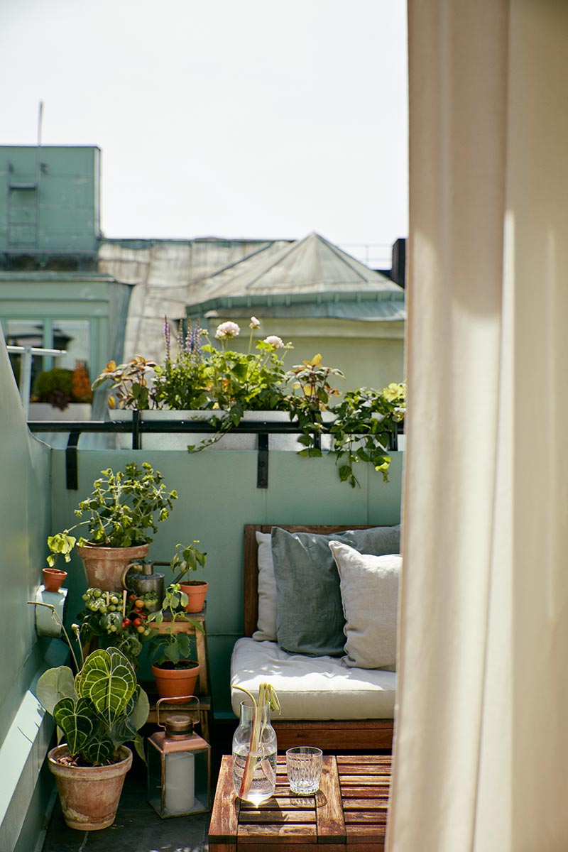 Zorg voor een goed beschutte plek op je balkon om de planten te beschermen tegen teveel zon en wind.