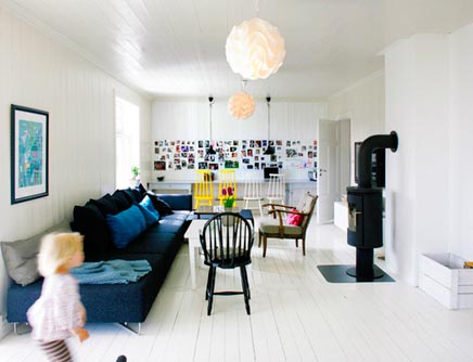 Uitgelezene Gezellige, witte woonkamer met verschillende stijlen | Inrichting OG-83