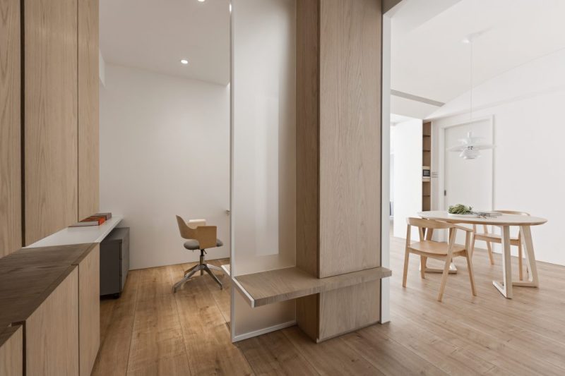 Een hele fijne thuiswerkplek naast de woonkamer, ontworpen door designstudio AUTORI.