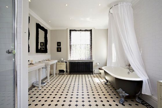 Gietijzeren radiator in de klassieke badkamer