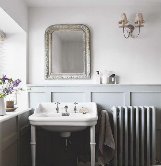 Gietijzeren radiator in de klassieke badkamer