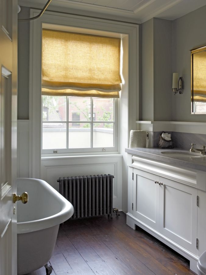 Gietijzeren radiator in de klassieke badkamer