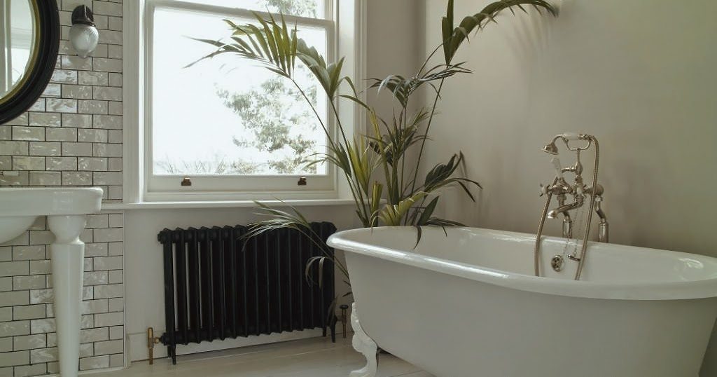 Gietijzeren radiator in de klassieke badkamer