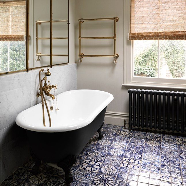 Gietijzeren radiator in de klassieke badkamer