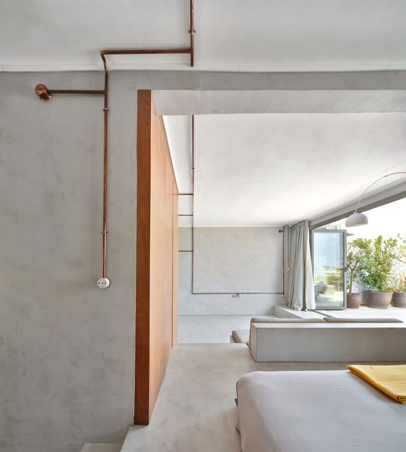 Voor dit kleine appartement uit Barcelona kozen de ontwerpers van Cometa architecten om de gietvloer te combineren met betonstuc wanden. Klik hier voor meer foto's.