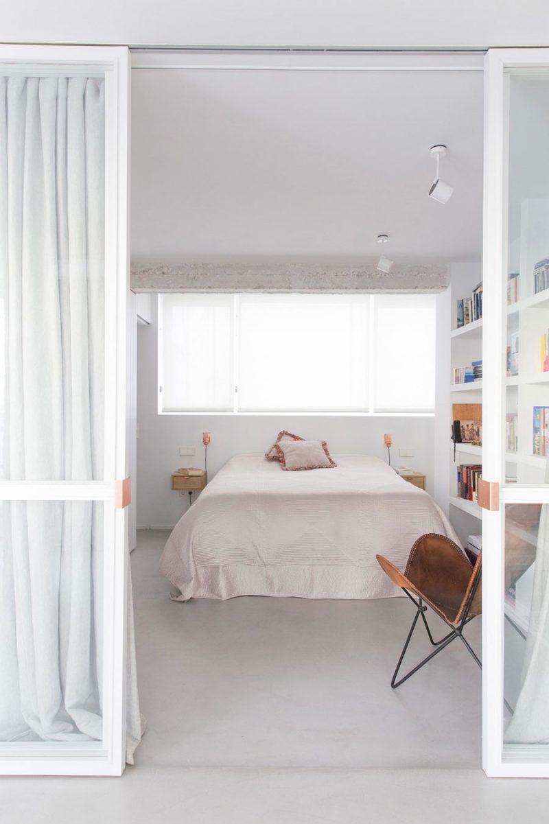 De lichtgrijze gietvloer in combinatie met de strakke witte muren geeft deze mooie slaapkamer een hele frisse uitstraling. Klik hier voor meer foto's.