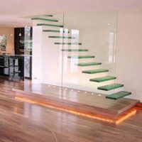Glazen zwevende trap
