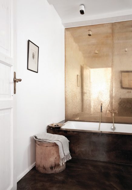 Gouden muur in een Noorse badkamer