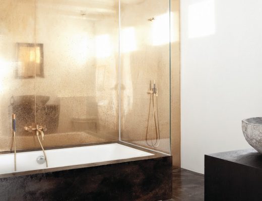 Gouden muur in een Noorse badkamer