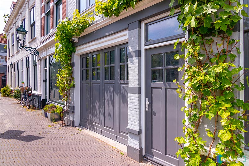 grijze garagedeur voordeur