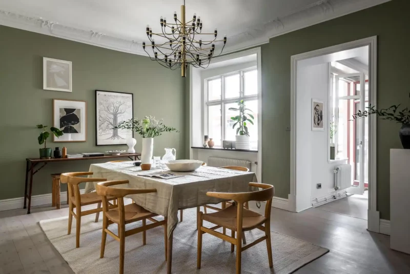 groen tafelkleed houten eettafel