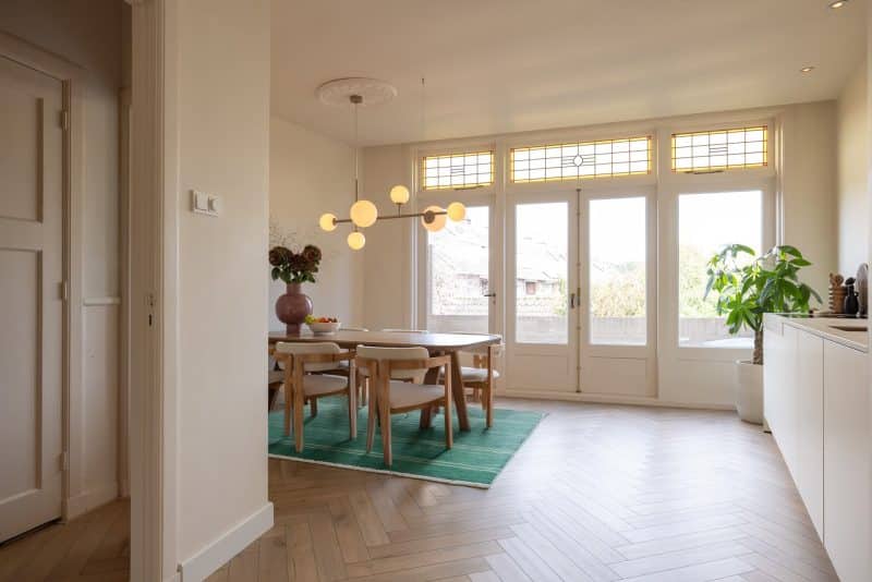 groen vloerkleed onder eettafel