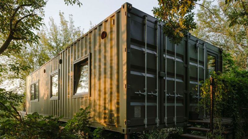 De Poolse praktijk Wiercinski Studio heeft twee zeecontainers omgebouwd tot een mobiele containerwoning, dat momenteel in een tuin naast het Szelągowski National Park in Poznań staat.