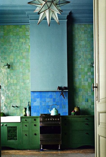 Groene zelliges keukenwand tegels tot plafond