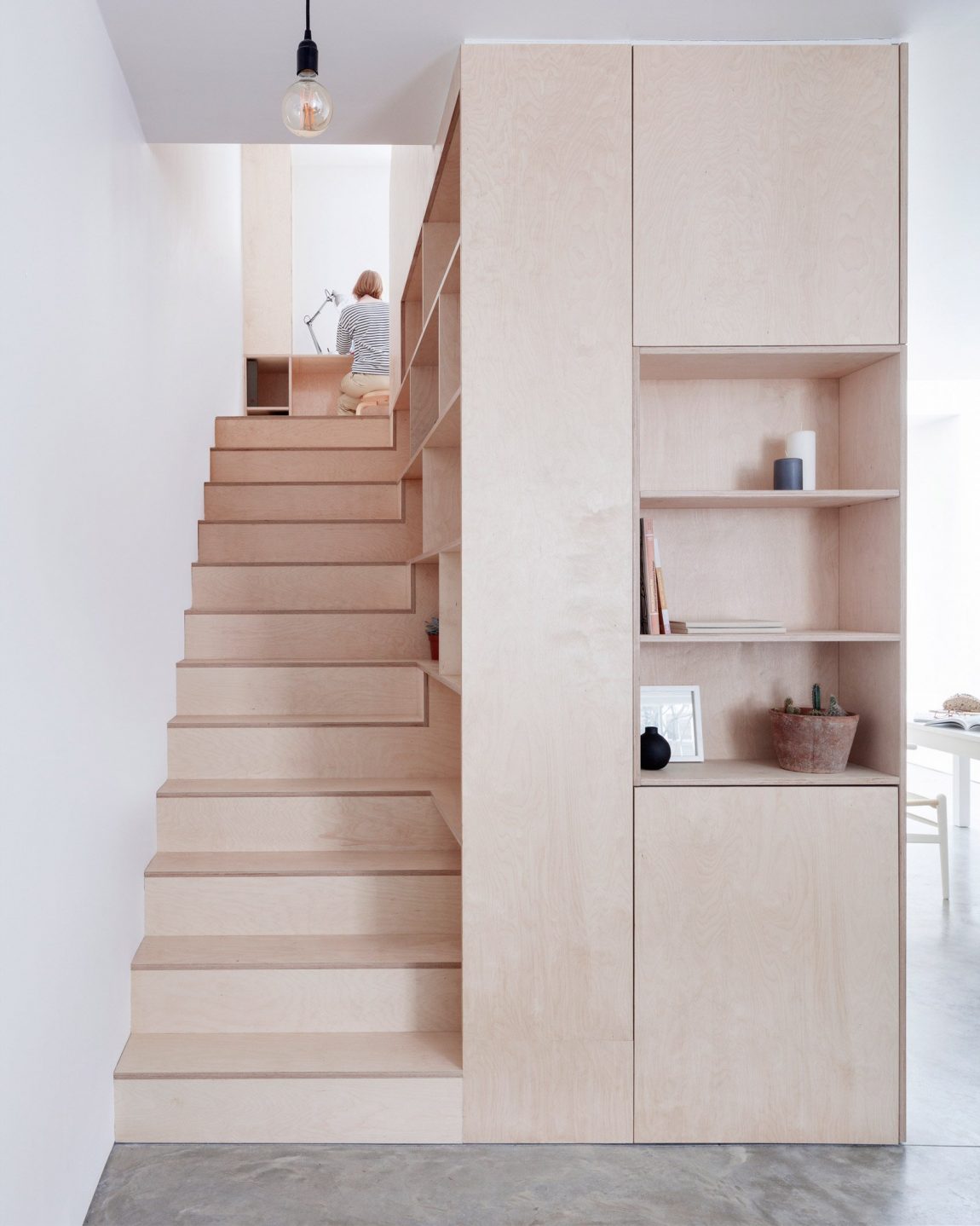 Deze grote multiplex boekenkast bij trap is onderdeel van een inspirerend project door architect Larissa Johnston.