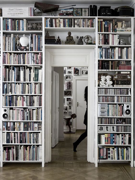 Grote boekenkast rondom deur in woonkamer