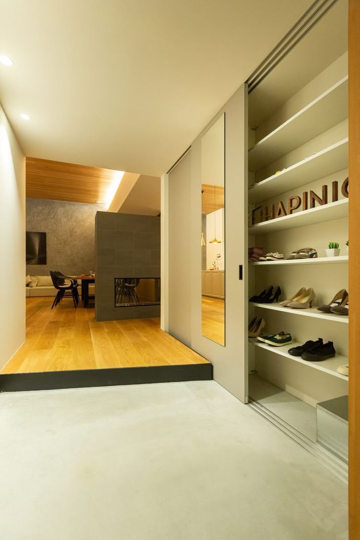 grote schoenenkast in hal schuifdeuren diepe planken