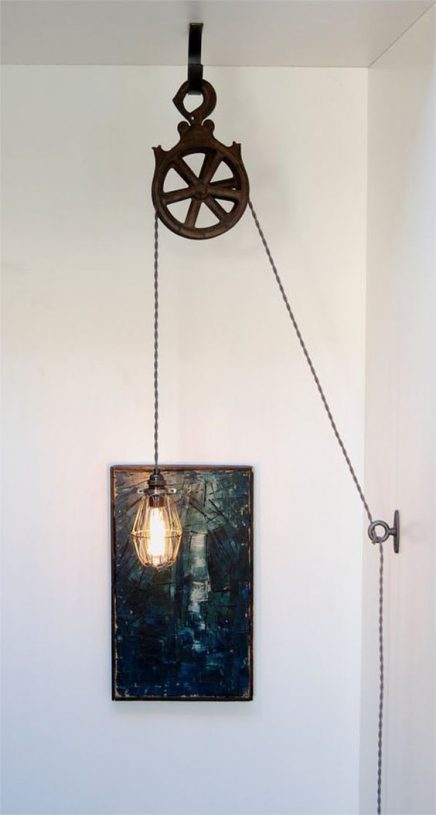 Hanglamp aan de muur