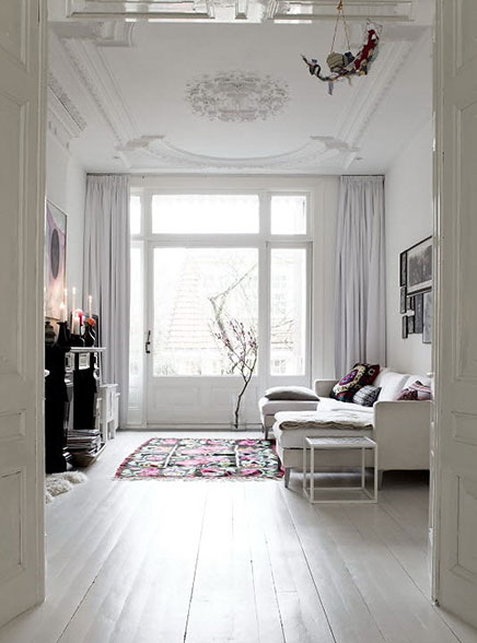 Herenhuis in amsterdam met helder en wit interieur