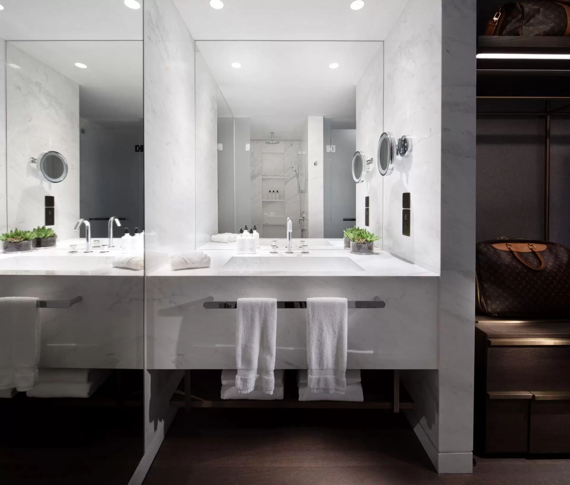 Dit is de luxe badkamer van The Hari in Hong kong - De inloopdouche tegenvoer de wastafel is voorzien van een mooie glazen deur.