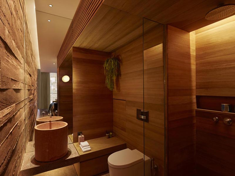 Ook in het luxe Potato Head in Bali hebben zijn de badkamers natuurlijk stijlvol en luxe ingericht.