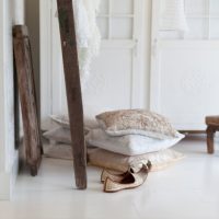 houten accenten bali stijl witte zolder slaapkamer
