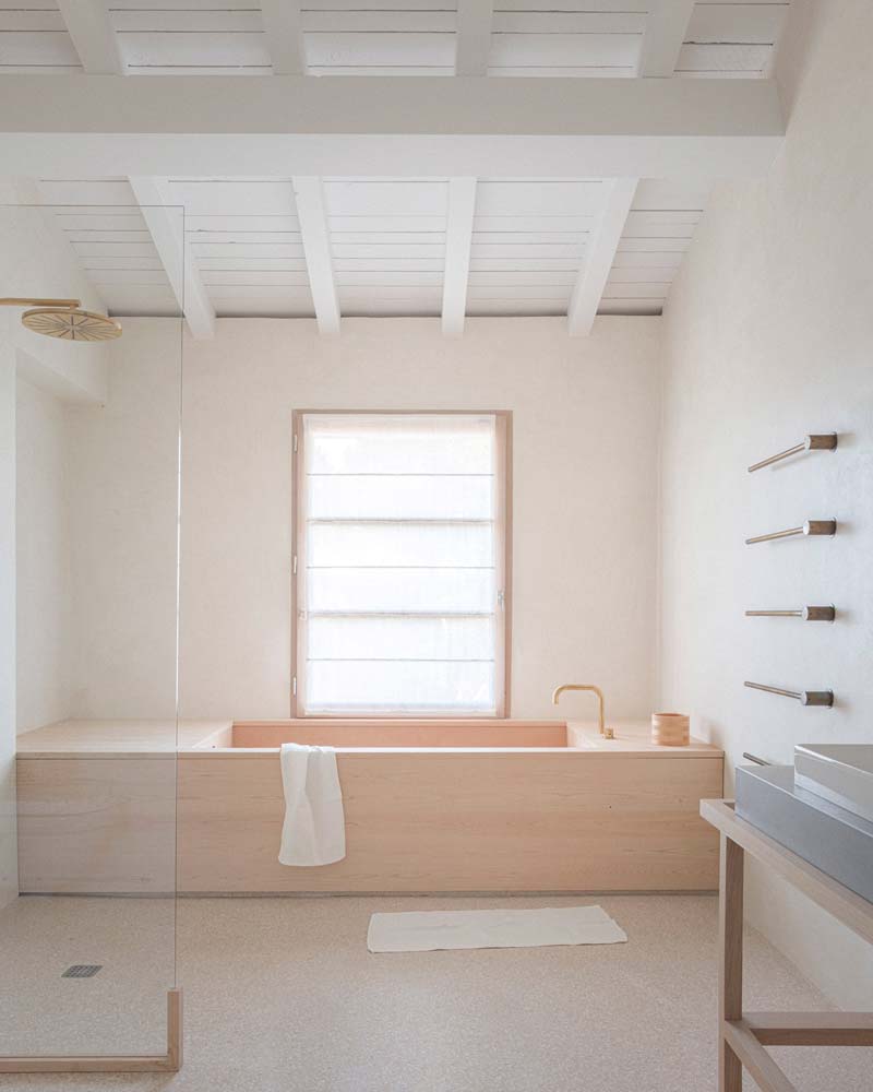 houten bad lichte badkamer