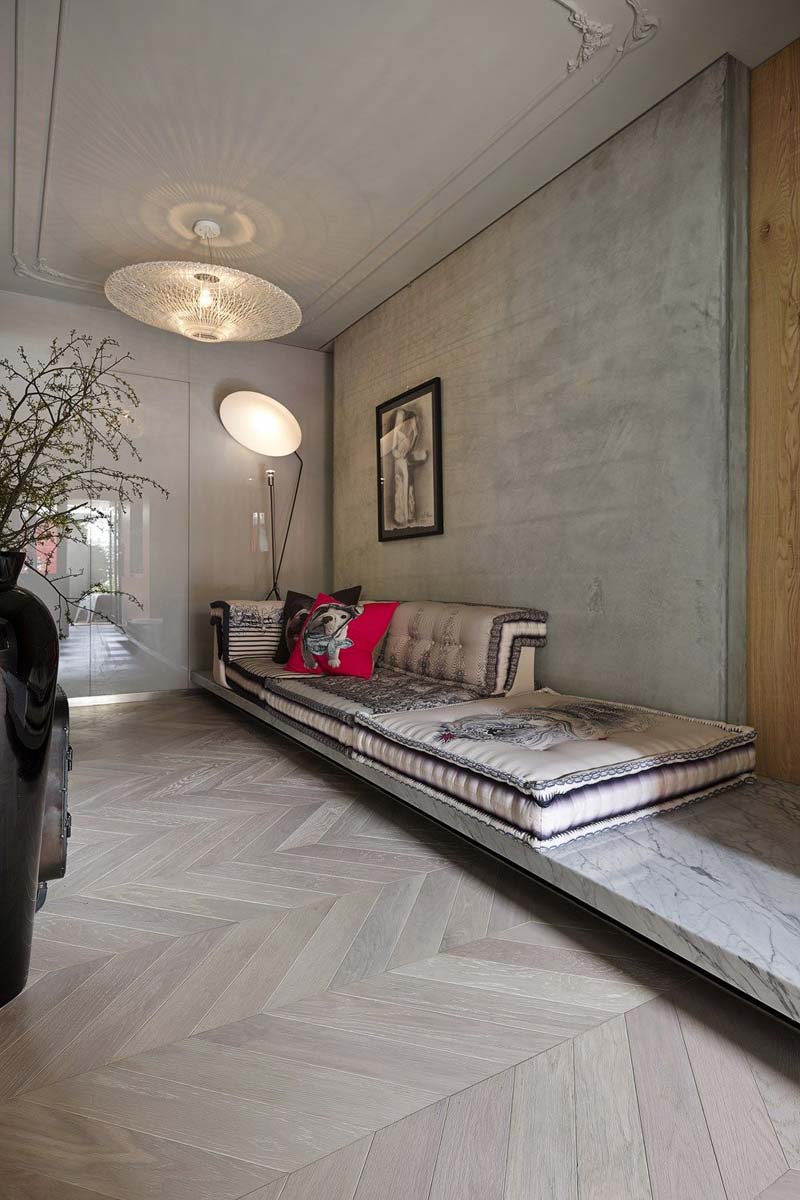 Een super stoer contrast gecreëerd met een houten Hongaarse punt vloer en een rauwe betonnen muur in deze stijlvolle huis kantoor combinatie.