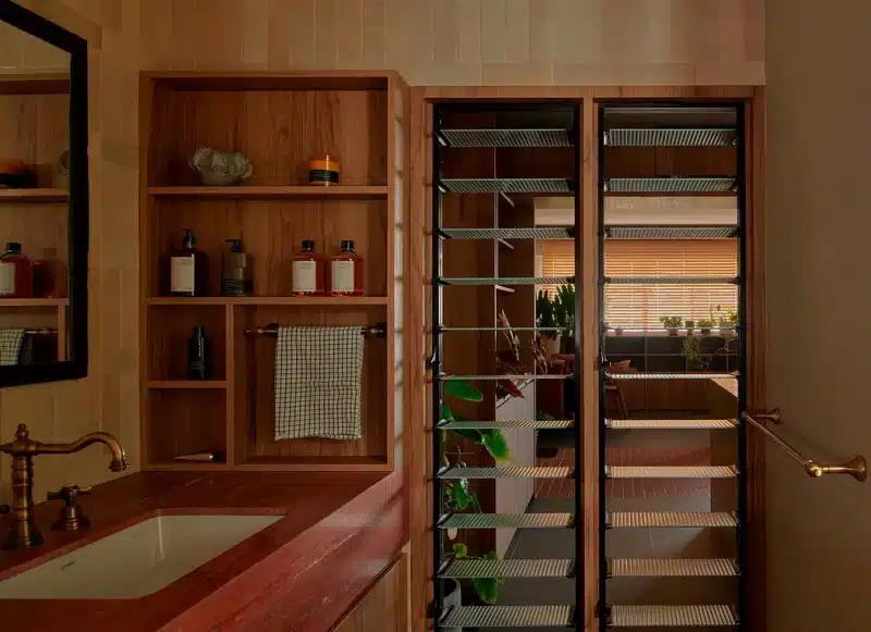houten kasten rood marmeren wastafel badkamer