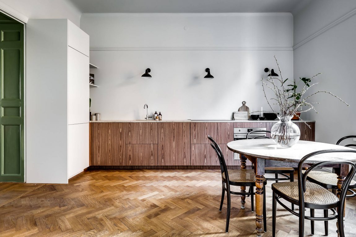 In deze mooie keuken hebben ze gekozen voor houten keukenkasten met marmeren keukenblad