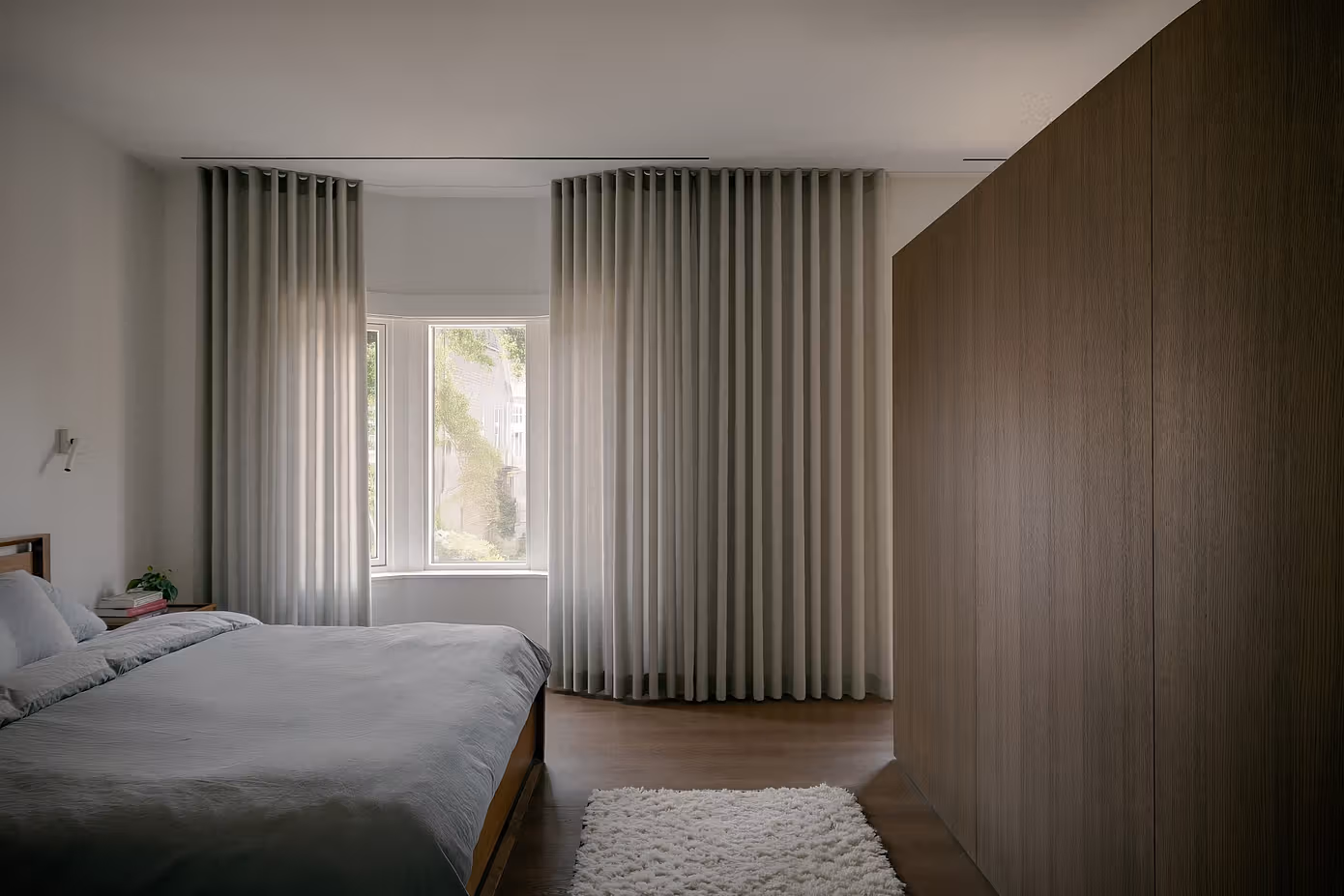 houten kledingkast scheidingswand slaapkamer inloopkast