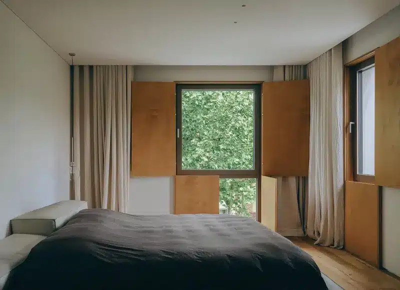 houten raamluiken binnenkant slaapkamer