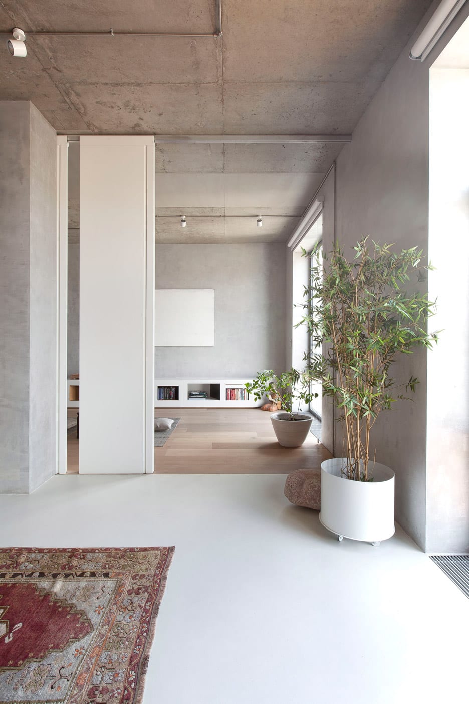 Studio M17 koos voor dit stijlvolle moderne interieur voor een combinatie van een licht gietvloer met een lichte eiken houten vloer.