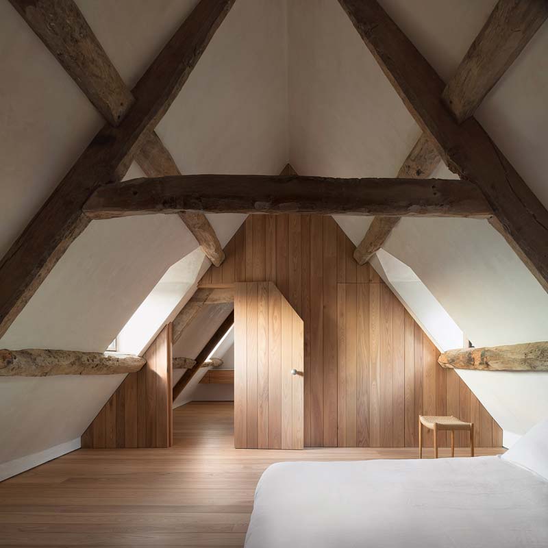 houten vloer wandbekelding slaapkamer